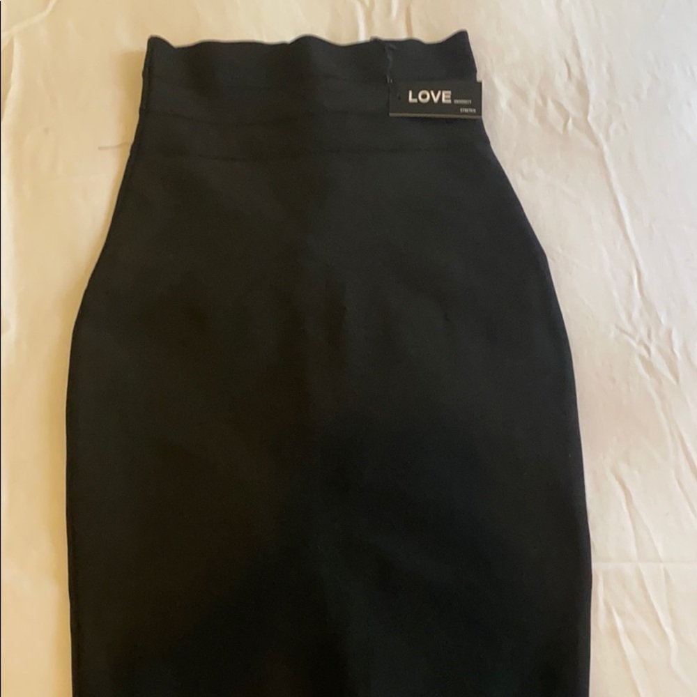 Black pencil skirt. Size: medium